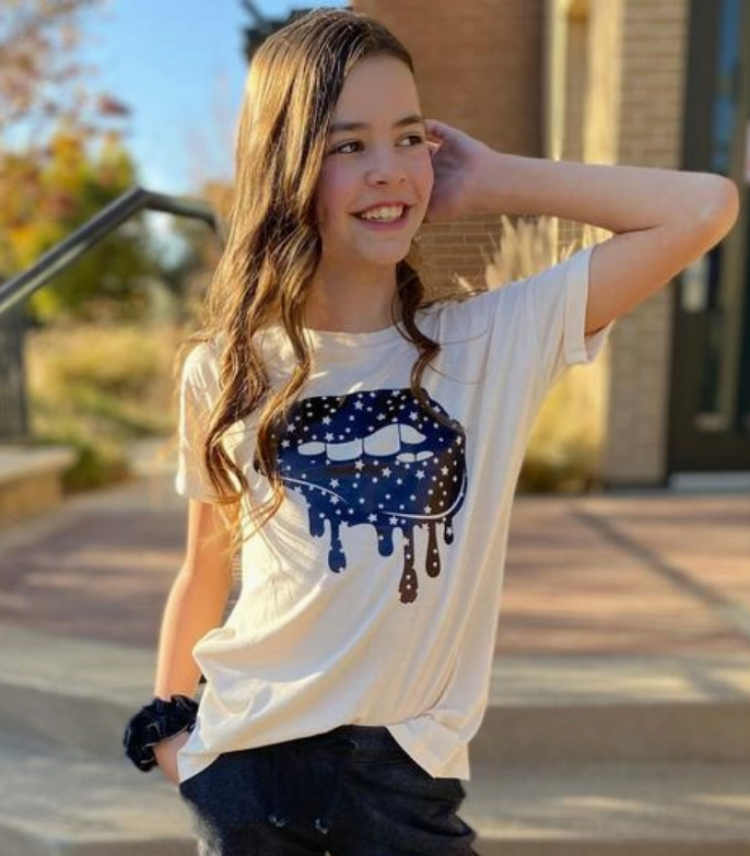 Foil Kiss Lips Tween Girl Graphic Tee (M)